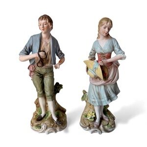 Elegant Porcelain Figurine Set - Pastel Tones